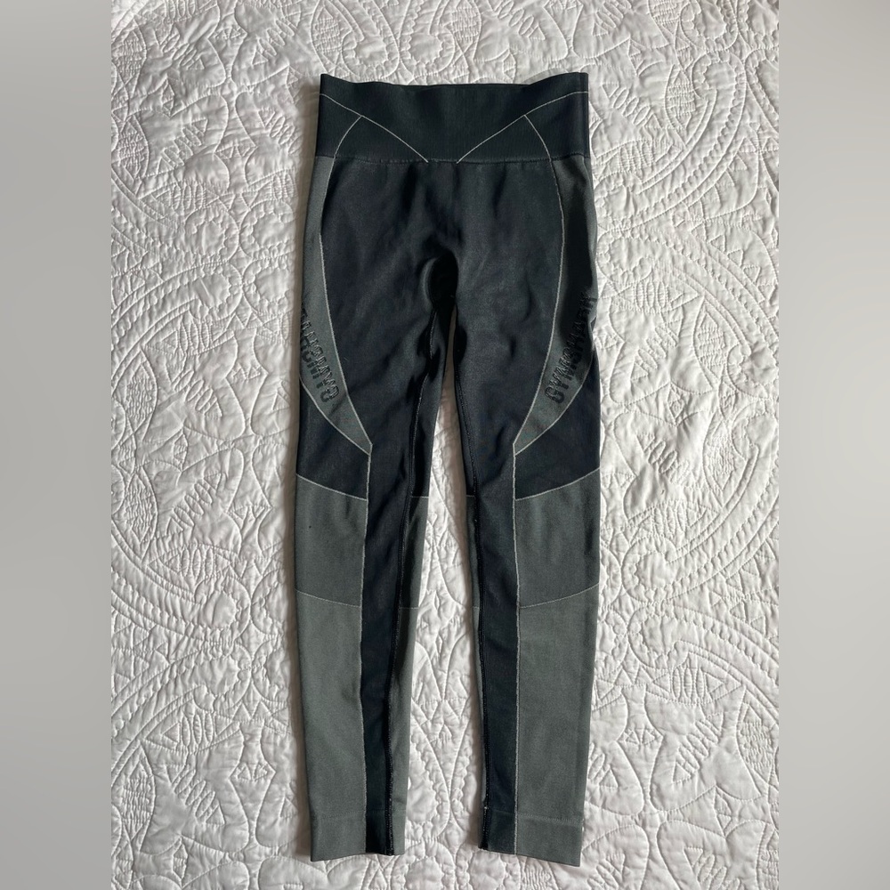 GYMSHARK leggings. Gray abstract pattern.
